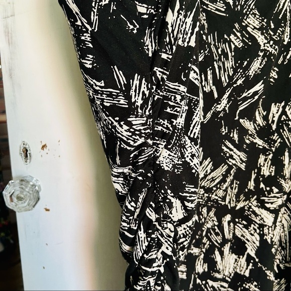 Ann Taylor Black & White Sheath Dress Sleeveless Scoop Neck Ruching Petite 8 - Picture 6 of 12